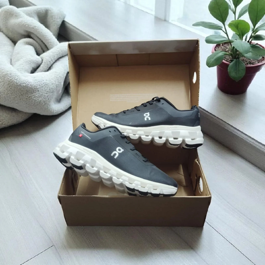 PRODUCT NAME: On Clo_ud_flow 4 Low Top Black