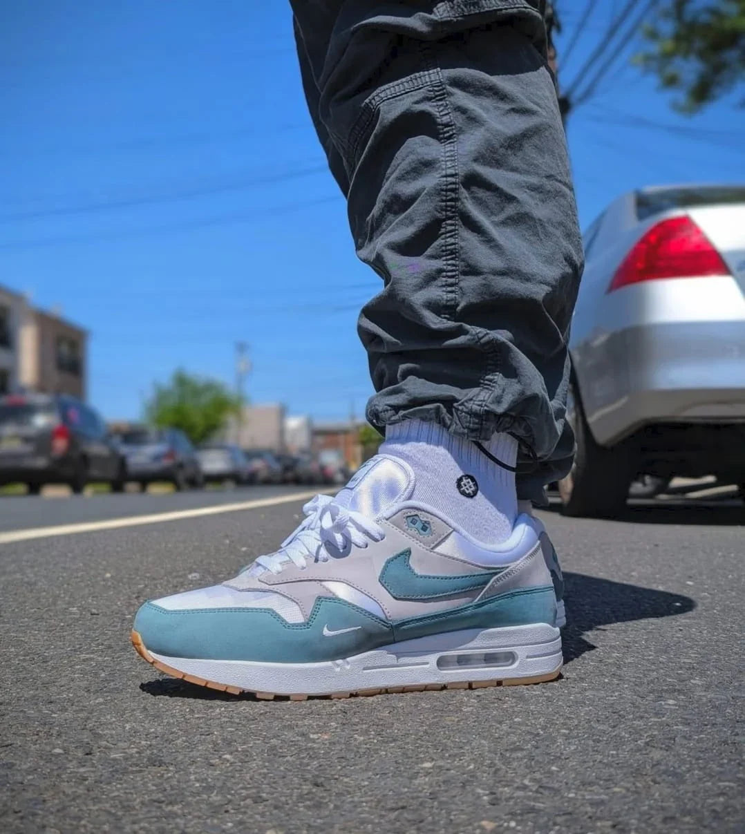 Nik_ee Airmax 1 swoosh low poly